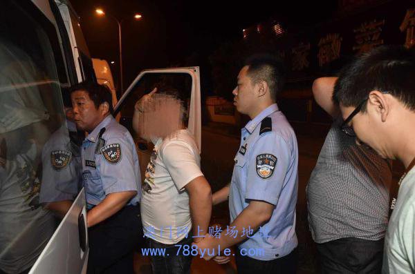上海警方凌晨捣毁百家乐窝点： 抓获120人还收缴