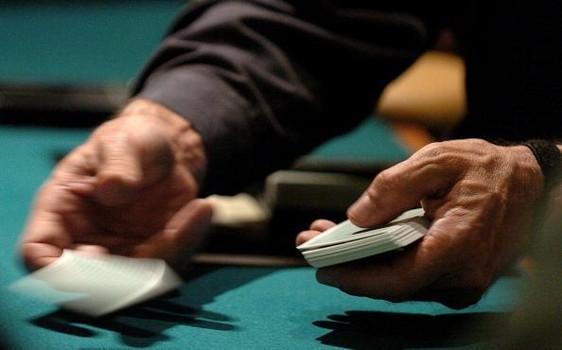 千术揭密：扑克发牌作弊手法